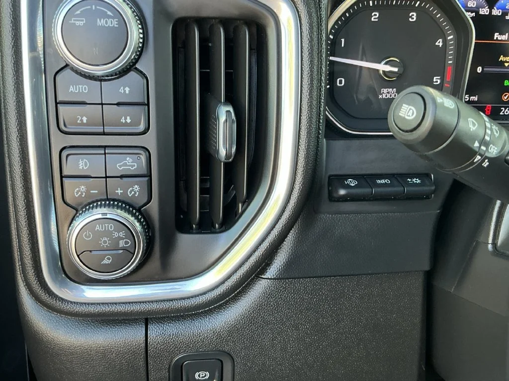 Used 2021 WHITE FROST TRICOAT GMC Denali image 26