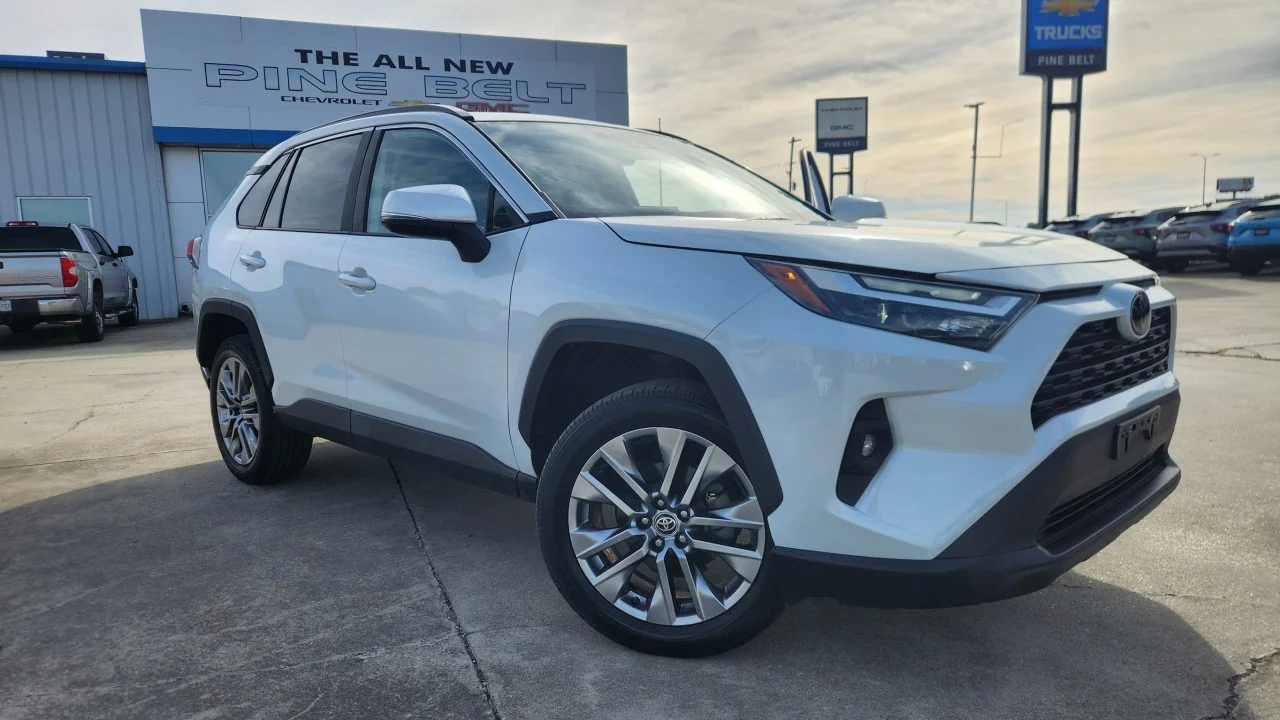 Used 2023 White Toyota XLE Premium image 5