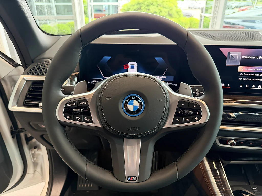 New 2026 Mineral White Metallic BMW xDrive50e image 9