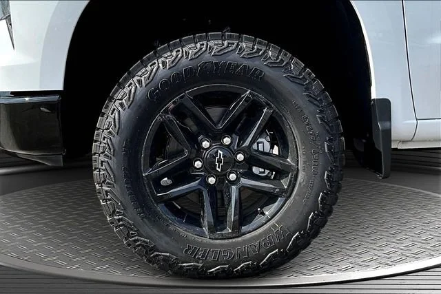 New 2026 Summit White Chevrolet Custom Trail Boss image 13