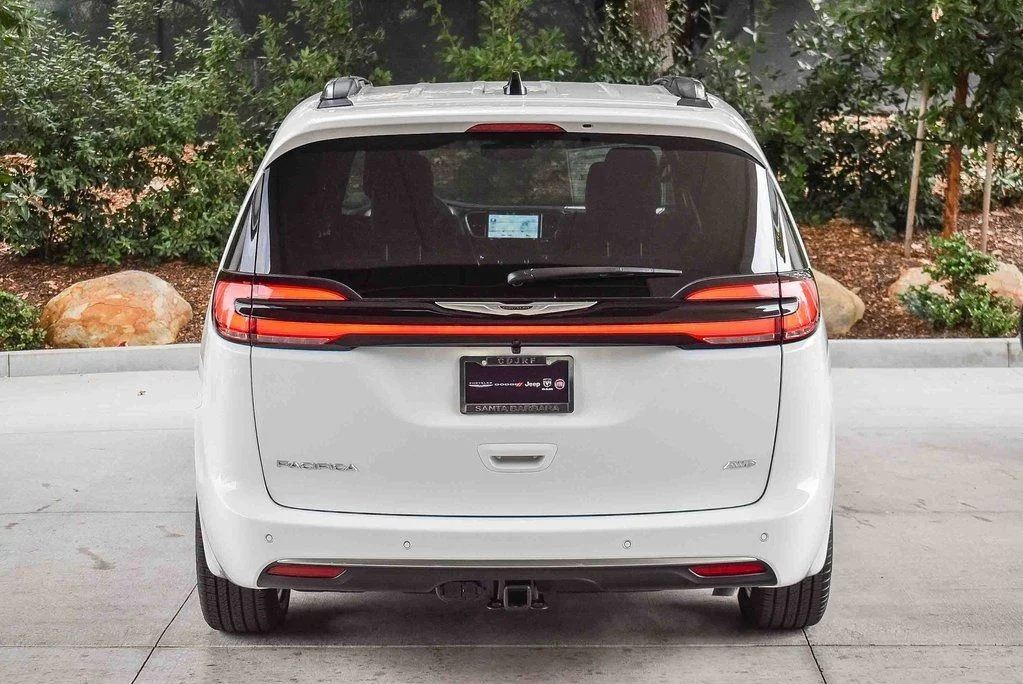 New 2026 Bright White Clear-Coat Exterior Paint Chrysler Pinnacle image 5