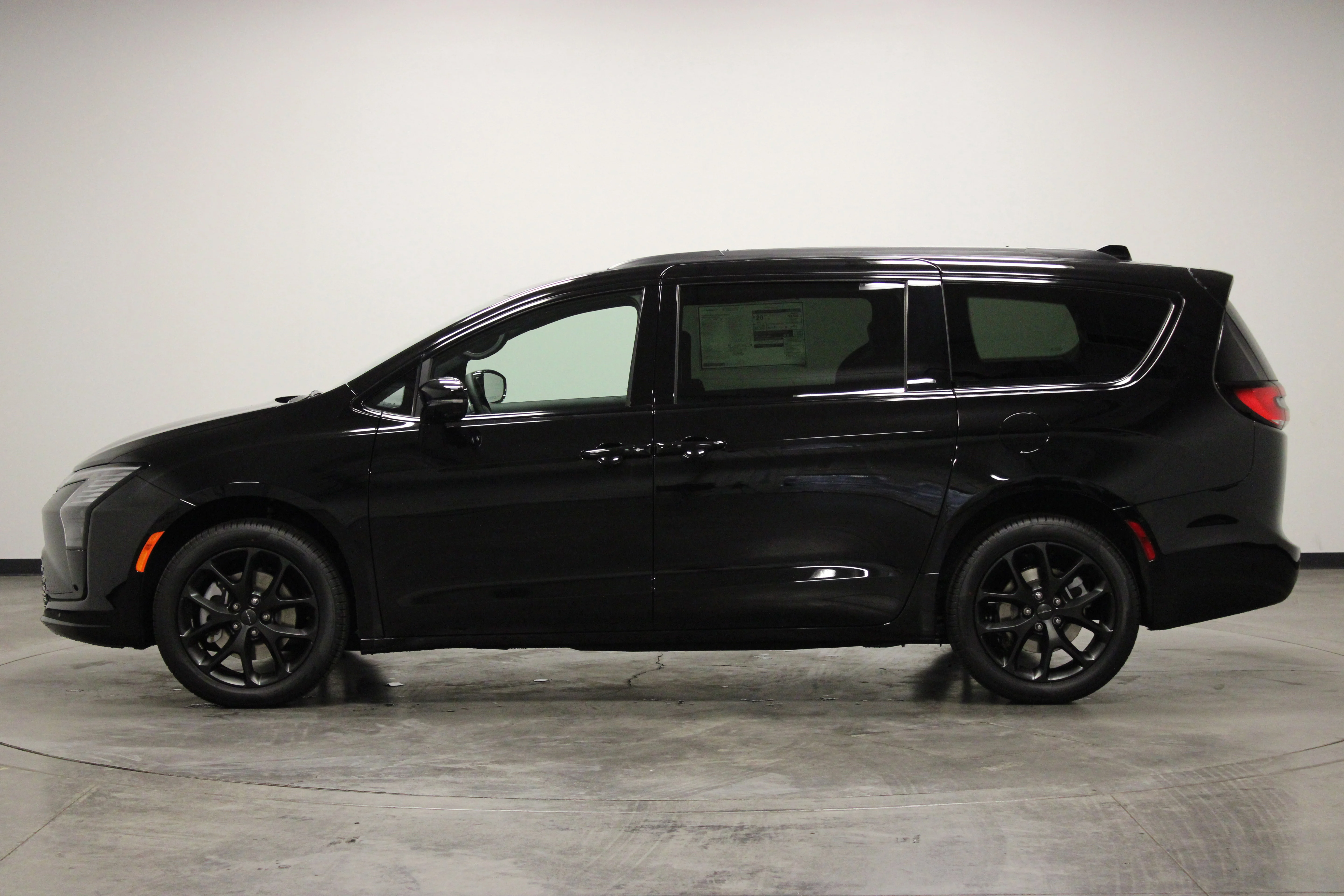 New 2027 Diamond Black Crystal Pearl-Coat Exterior Paint Chrysler Limited image 5