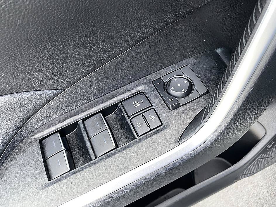 Used 2025 Ice Toyota XLE image 10