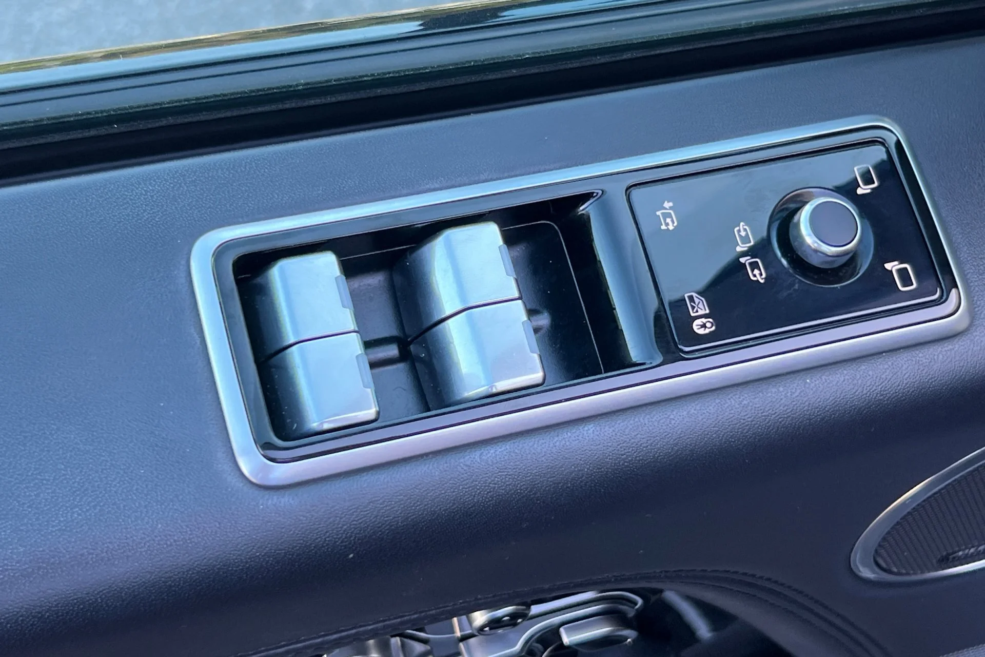 Used 2022 Black Land Rover Autobiography image 15