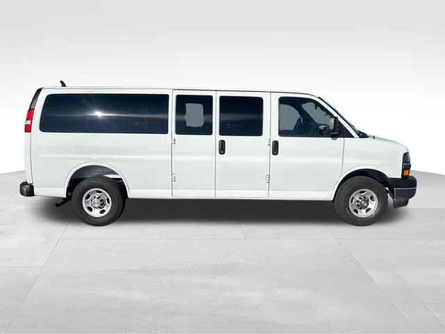 Used 2025 Summit White Chevrolet 1LT image 7