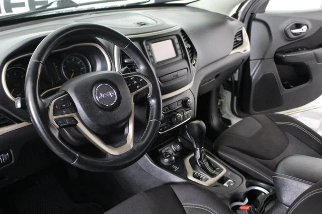 Used 2015 White Jeep Latitude image 13