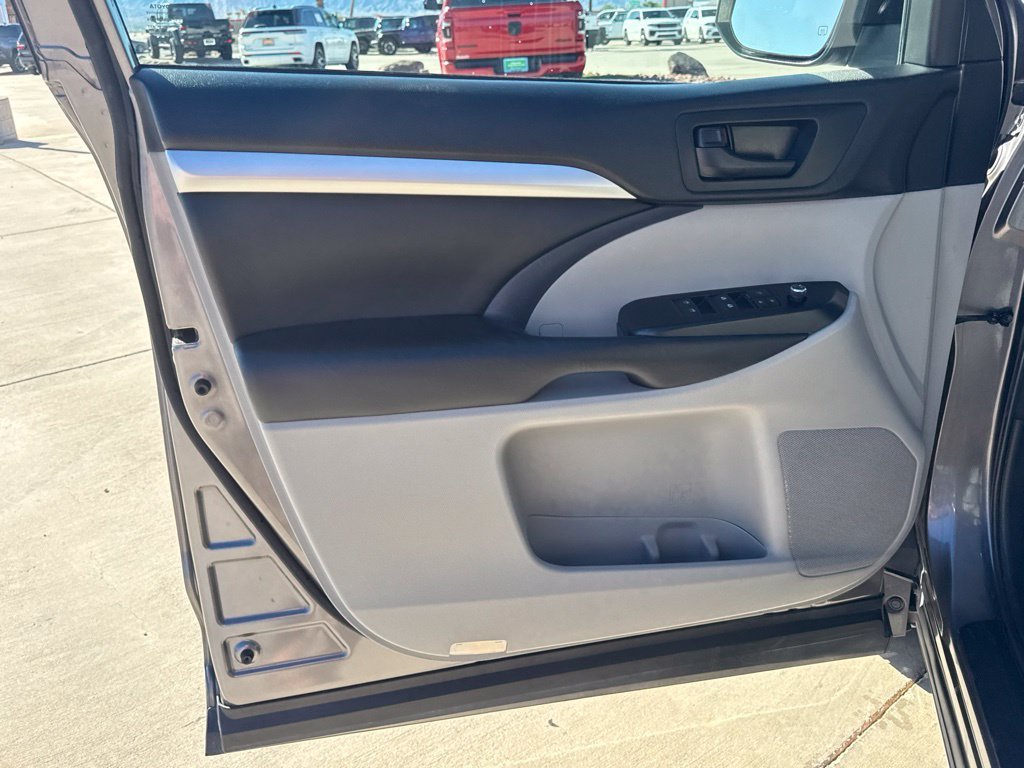 2018 Toyota Highlander LE Plus - Photo 18