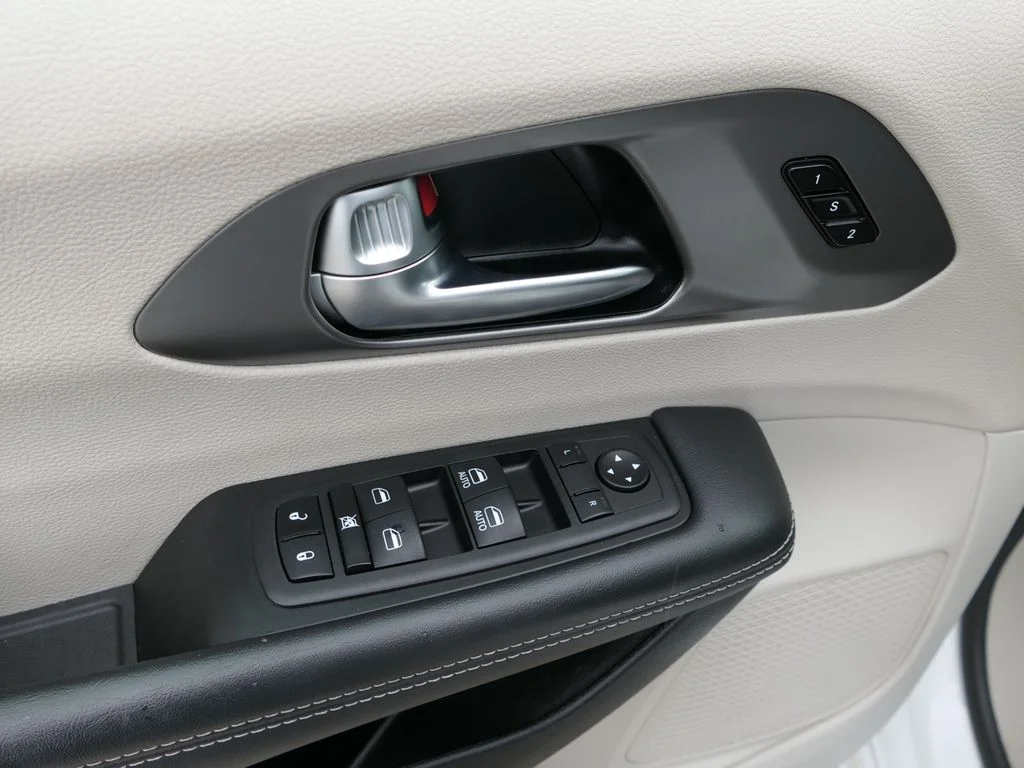 Used 2023 White Chrysler Touring L image 11
