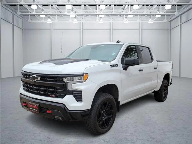 Used 2025 Summit White Chevrolet LT Trail Boss 4x4 Crew Cab 5.75 ft. box 147.4 in. image 1