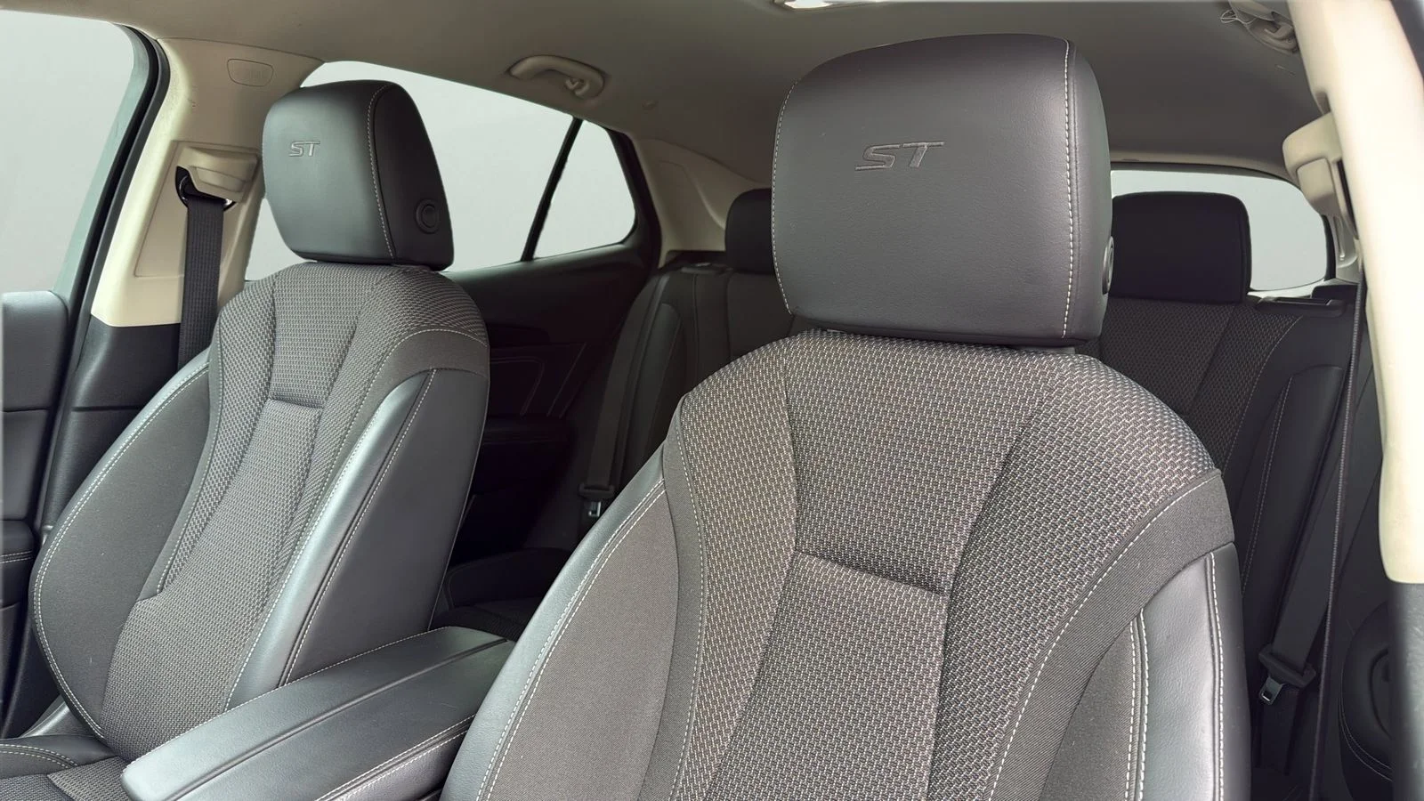 Used 2023 White Buick Preferred image 9
