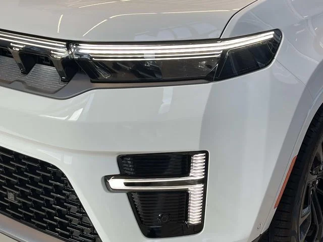New 2026 Bright White Clear-Coat Exterior Paint Jeep Summit Obsidian image 9