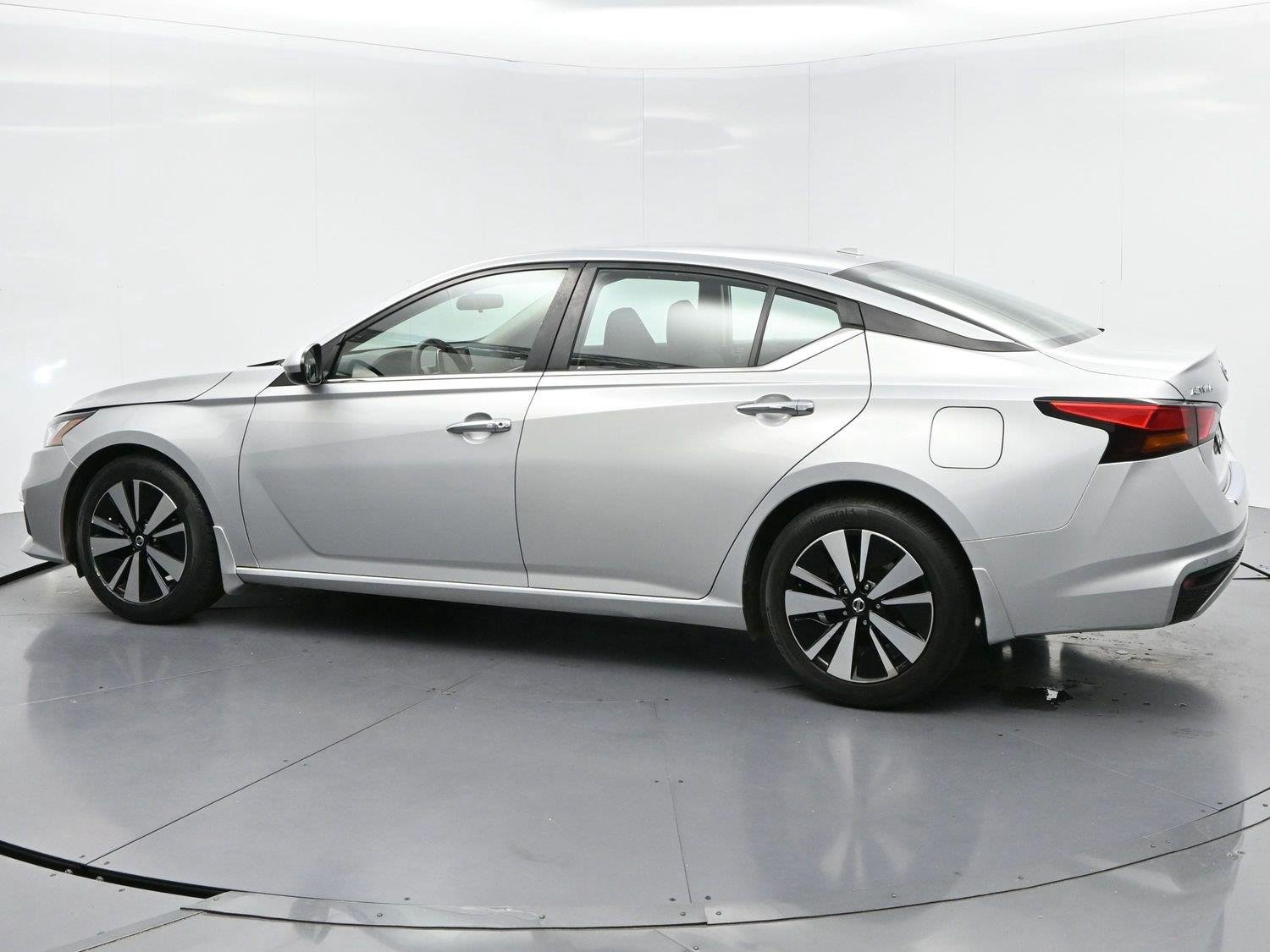 Used 2022 Brilliant Silver Metallic Nissan 2.5 SV image 5