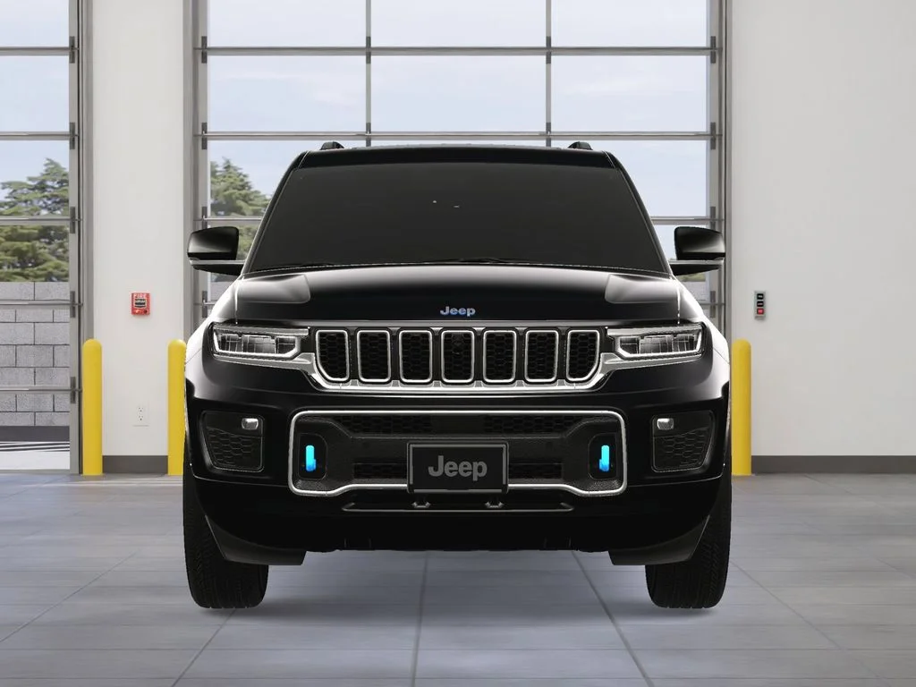 New 2024 Diamond Black Crystal Pearl-Coat Exterior Paint Jeep Overland 4xe image 10