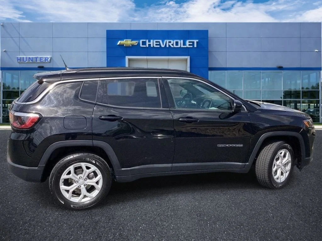 Used 2024 Diamond Black Crystal Pearlcoat Jeep Latitude image 5