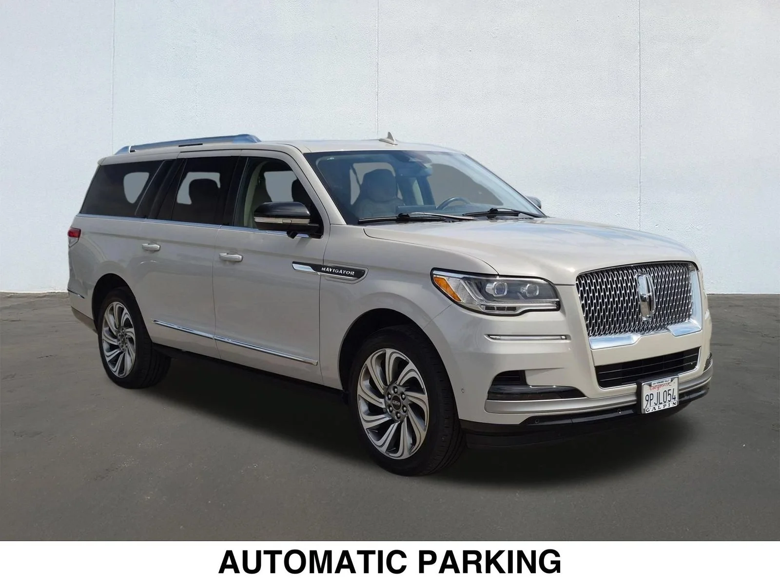 Used 2023 White Lincoln Reserve image 3