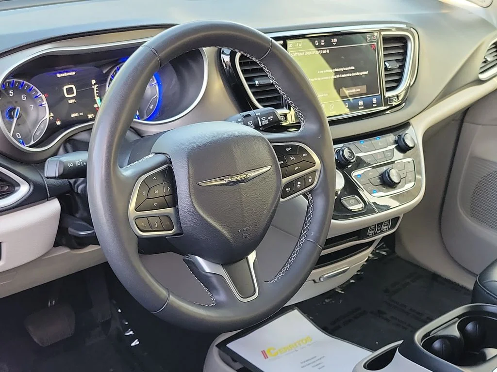 Used 2023 Silver Chrysler Touring L image 5