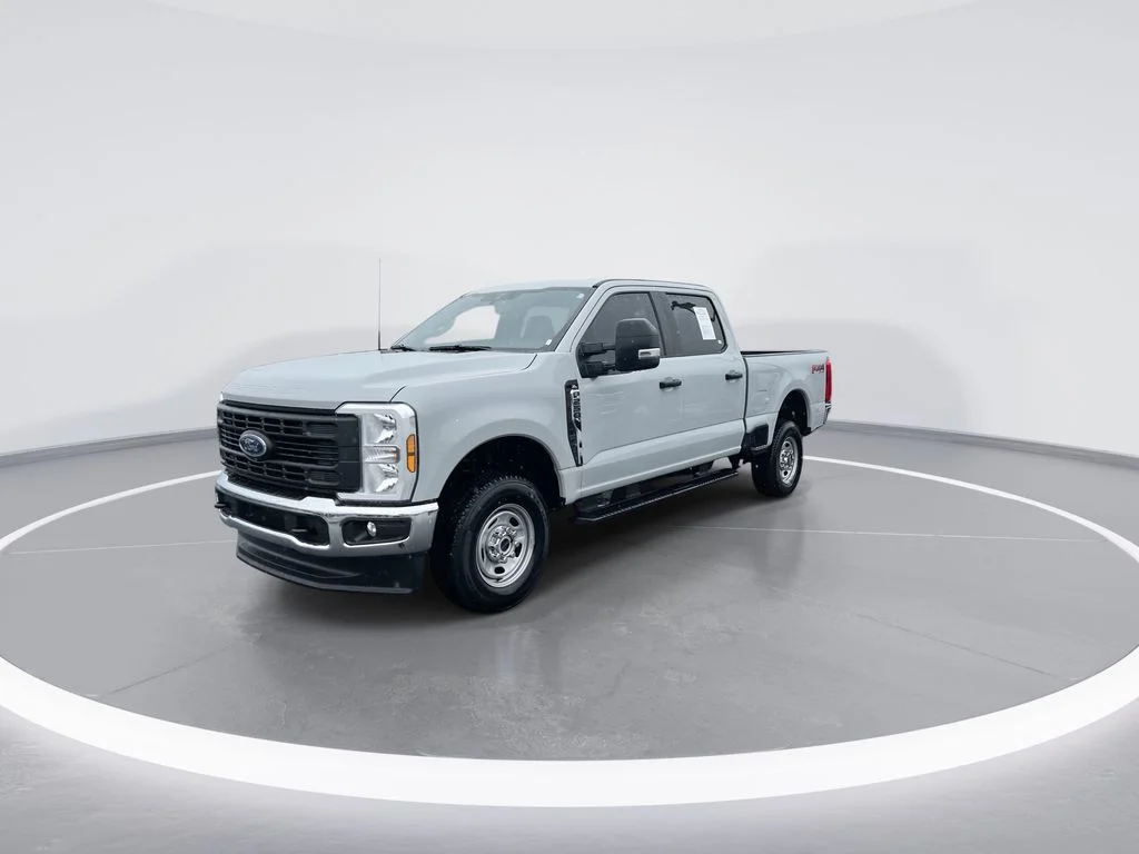 Used 2025 White Ford XL image 4