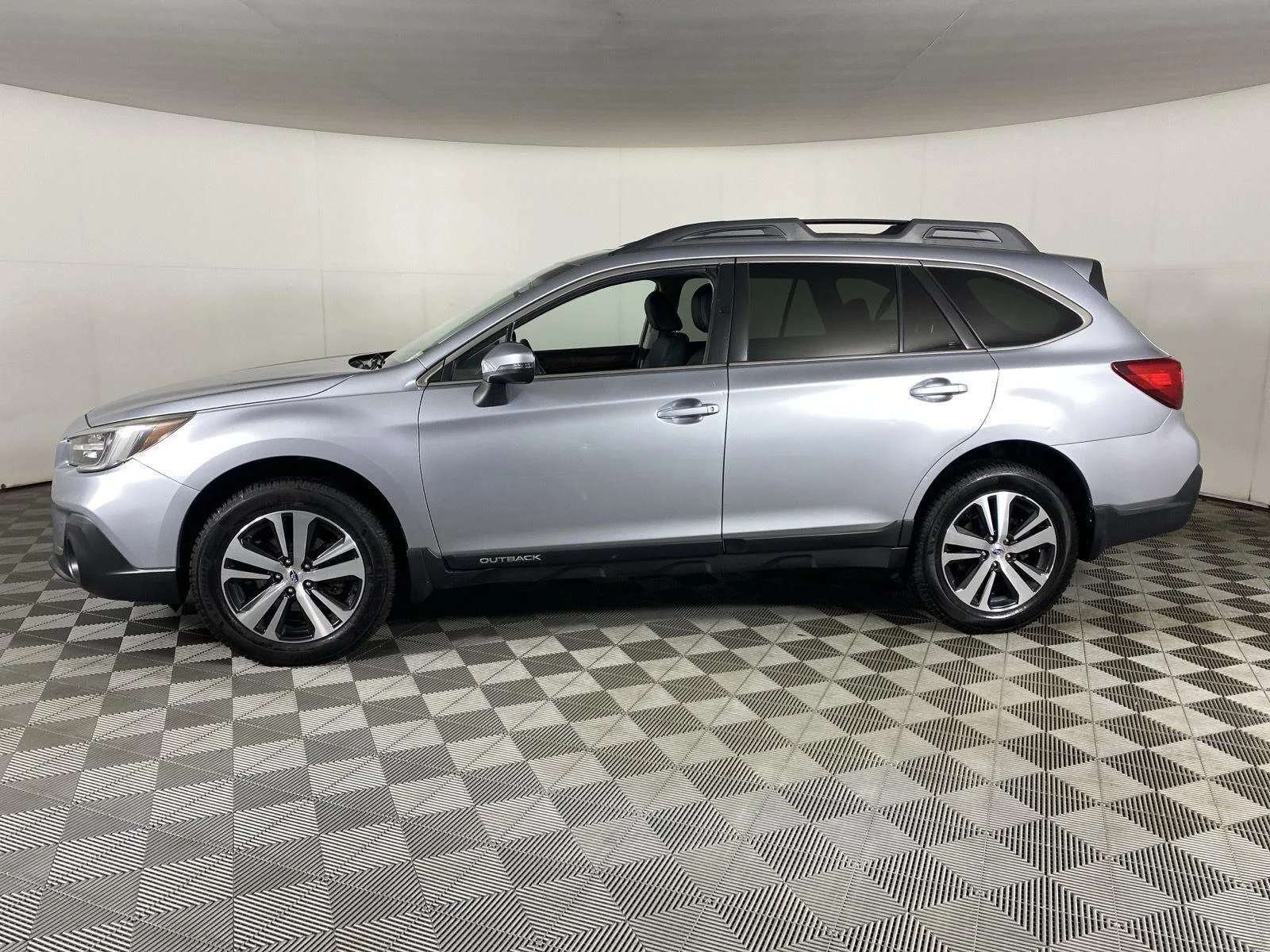 Used 2018 Ice Silver Metallic Subaru Limited image 7