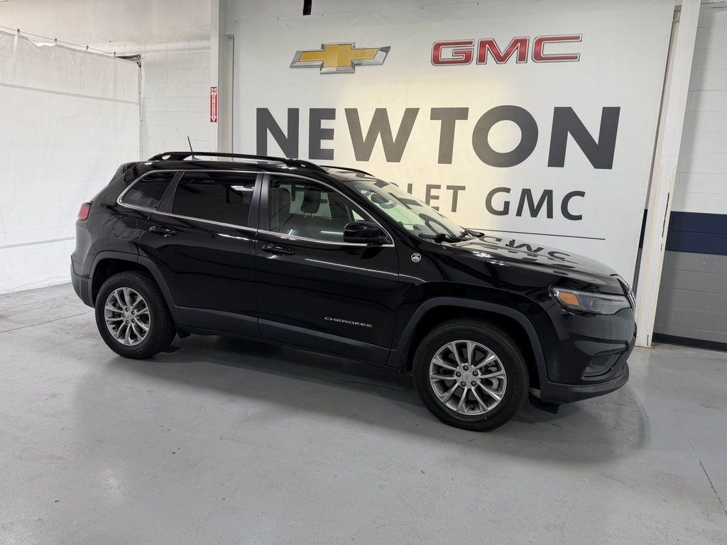 Used 2022 Black Jeep Latitude Lux image 2