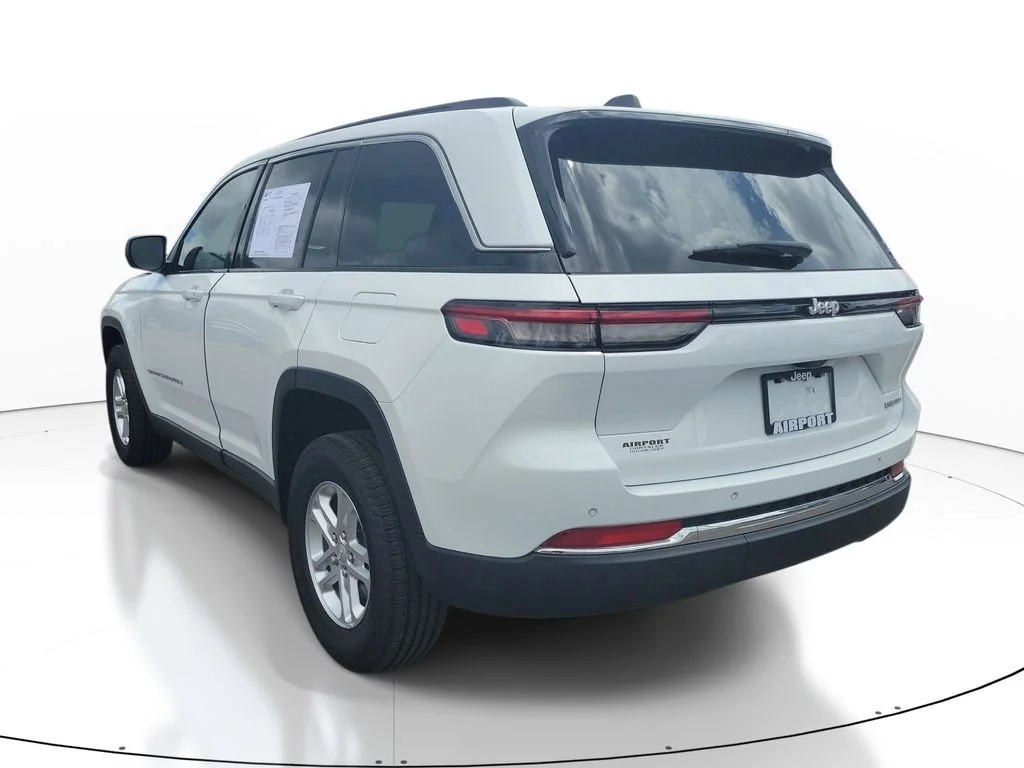 Used 2025 White Jeep Laredo image 3