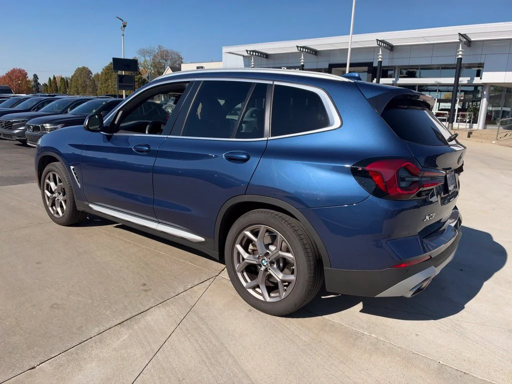 Used 2022 Blue BMW xDrive30i image 5