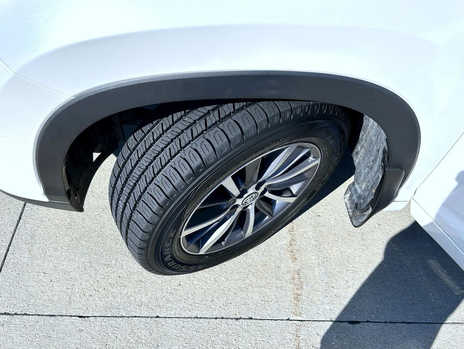 Used 2017 White Toyota XLE image 23