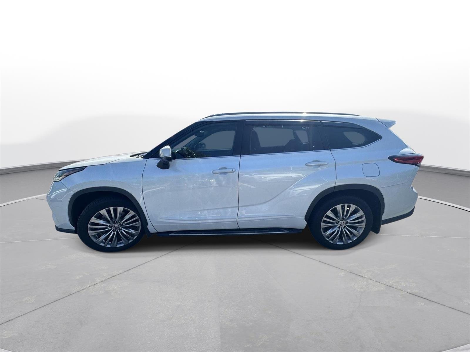 Used 2022 Wind Chill Pearl Toyota Platinum image 9