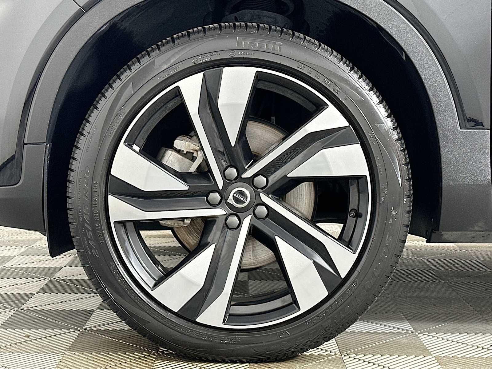 Certified Used 2023 Onyx Black Volvo Plus image 30
