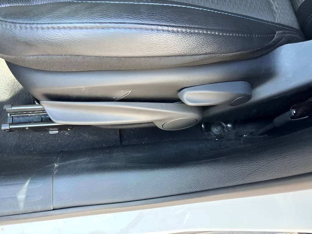 Used 2025 Bright White Clearcoat Jeep Latitude image 25