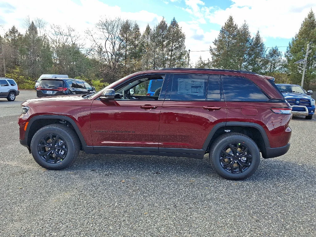 New 2025 Velvet Red Pearl-Coat Exterior Paint Jeep Altitude X image 5