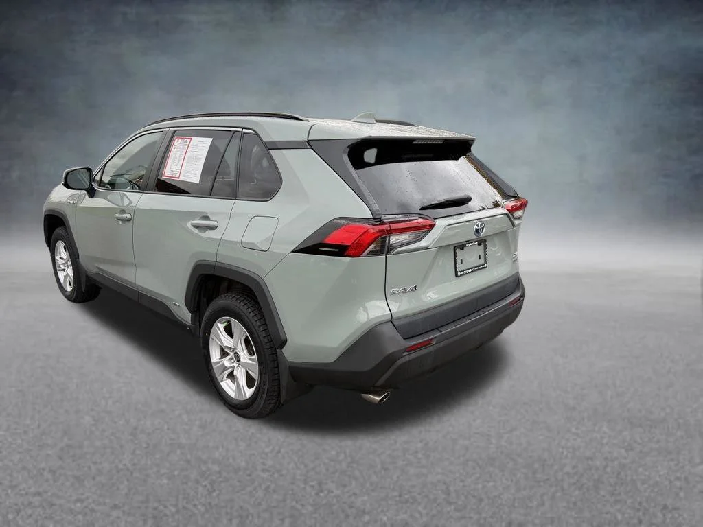 Used 2021  Toyota XLE image 3