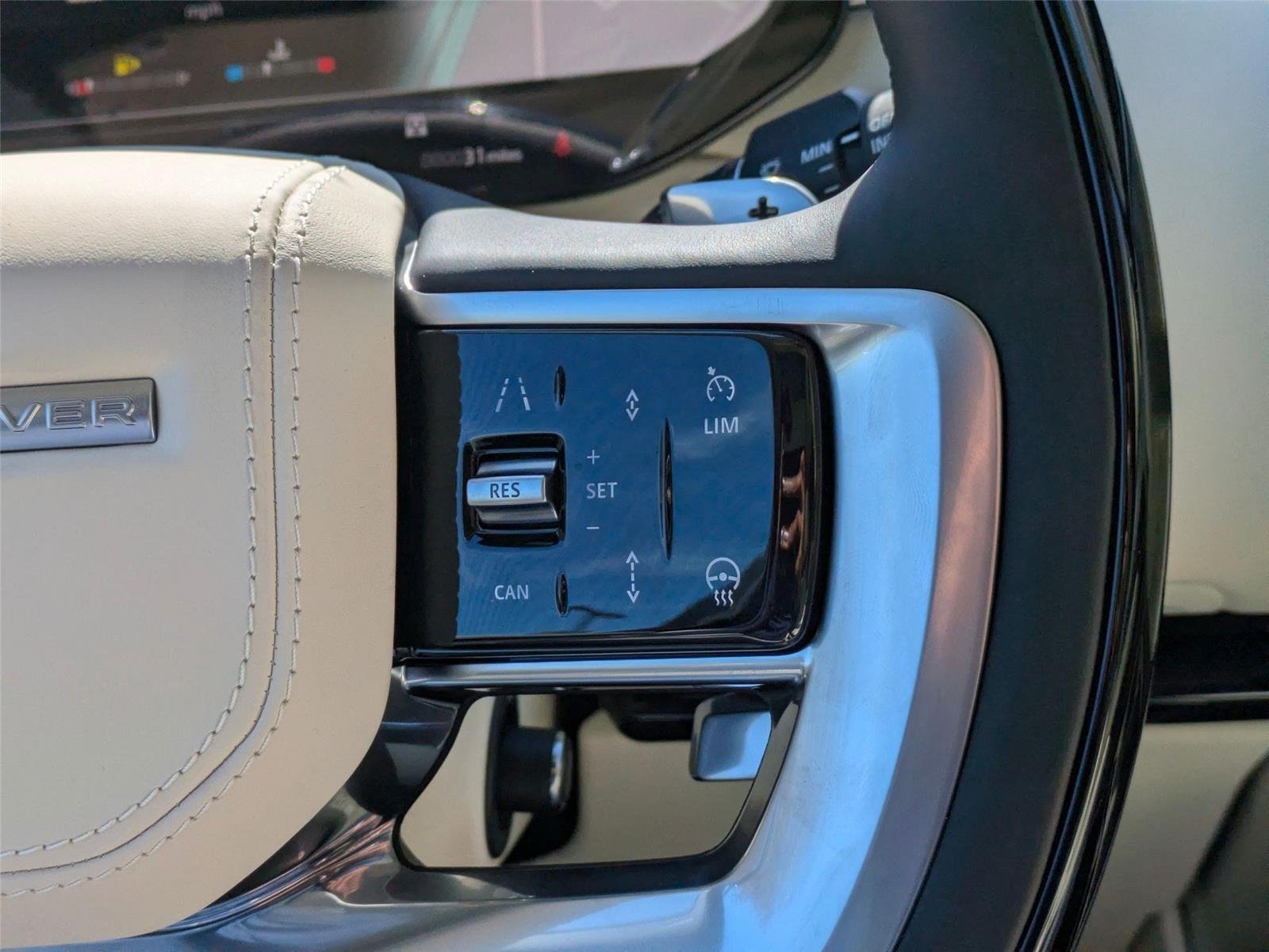 New 2026 Ostuni Pearl White Land Rover SE image 18