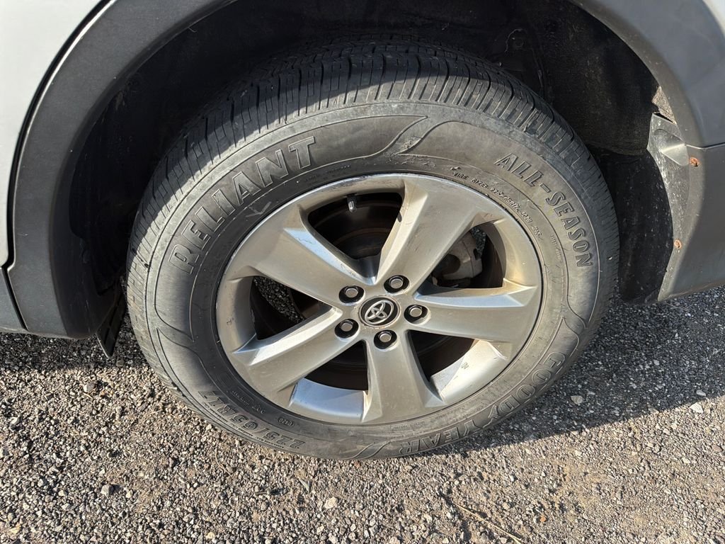Used 2015 Silver Toyota XLE image 14