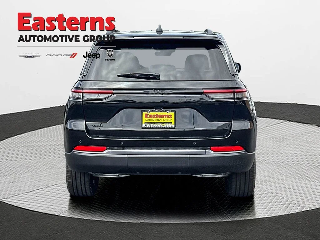 New 2026 Diamond Black Crystal Pearl-Coat Exterior Paint Jeep Limited image 8