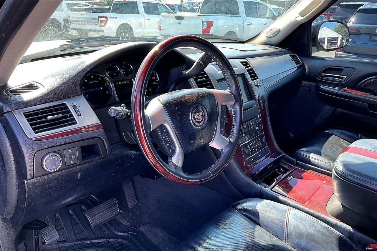Used 2007 Black Raven Cadillac SUV image 6