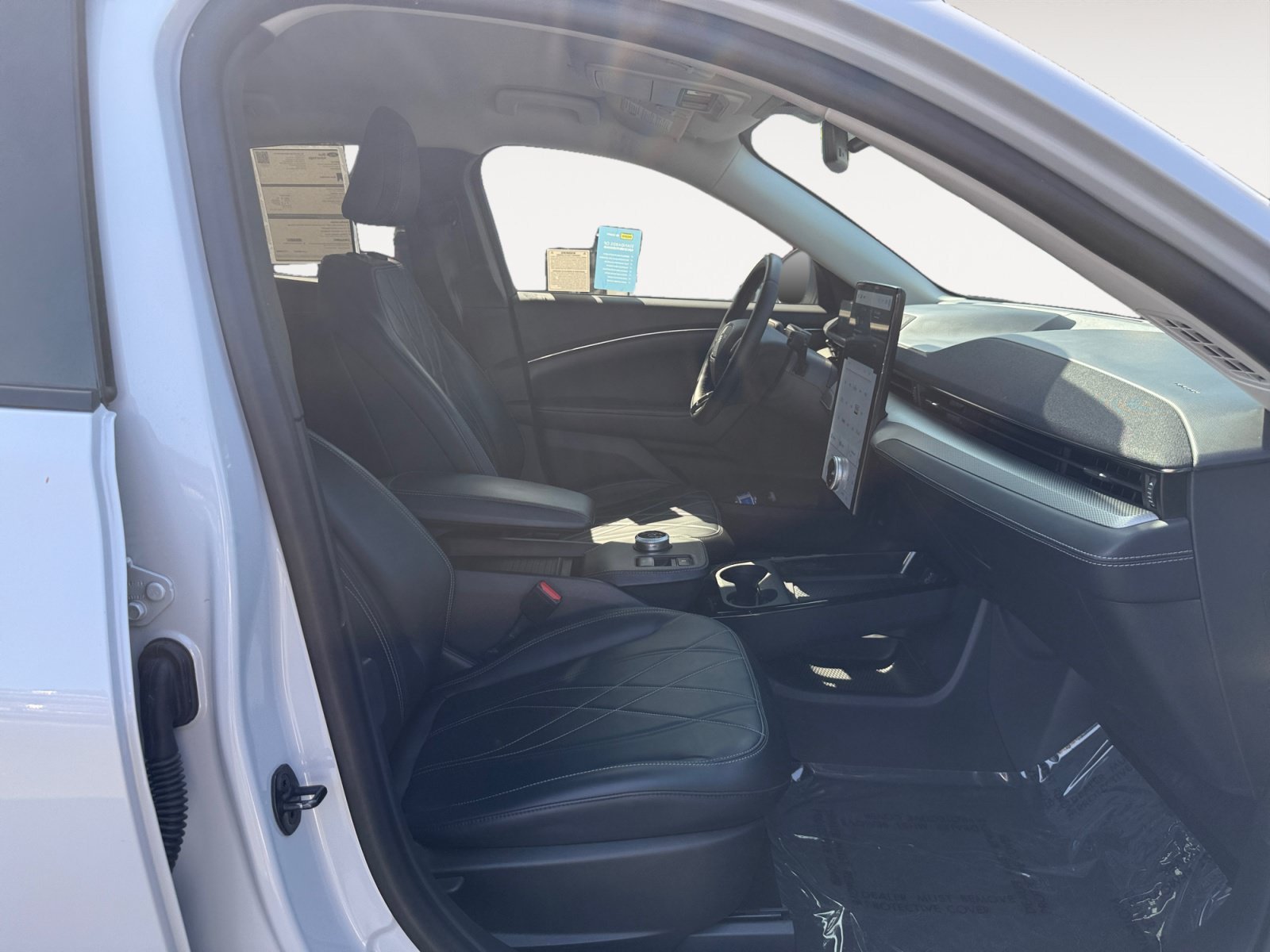 Used 2023 White Metallic Ford Select image 19