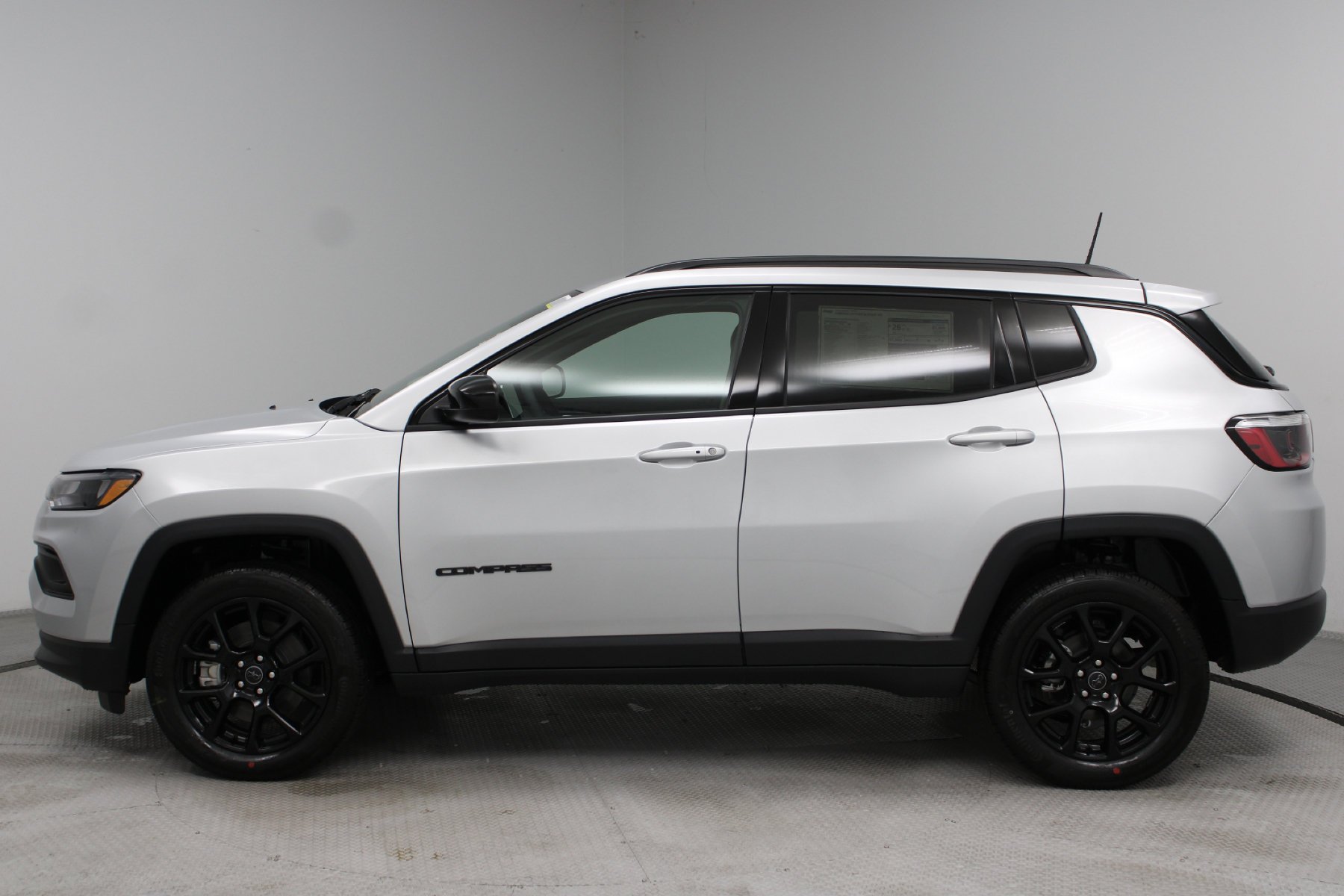 New 2026 Silver Zynith Metallic Clear-Coat Exterior Paint Jeep Latitude Altitude 4x4 image 28