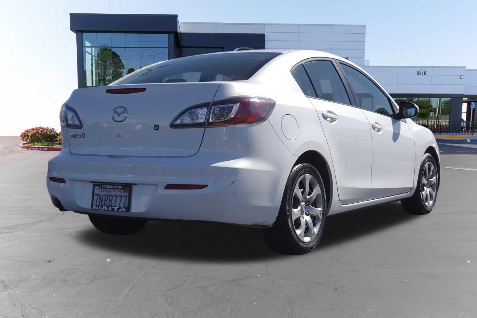 Used 2013 Crystal White Pearl Mica Mazda i SV image 3