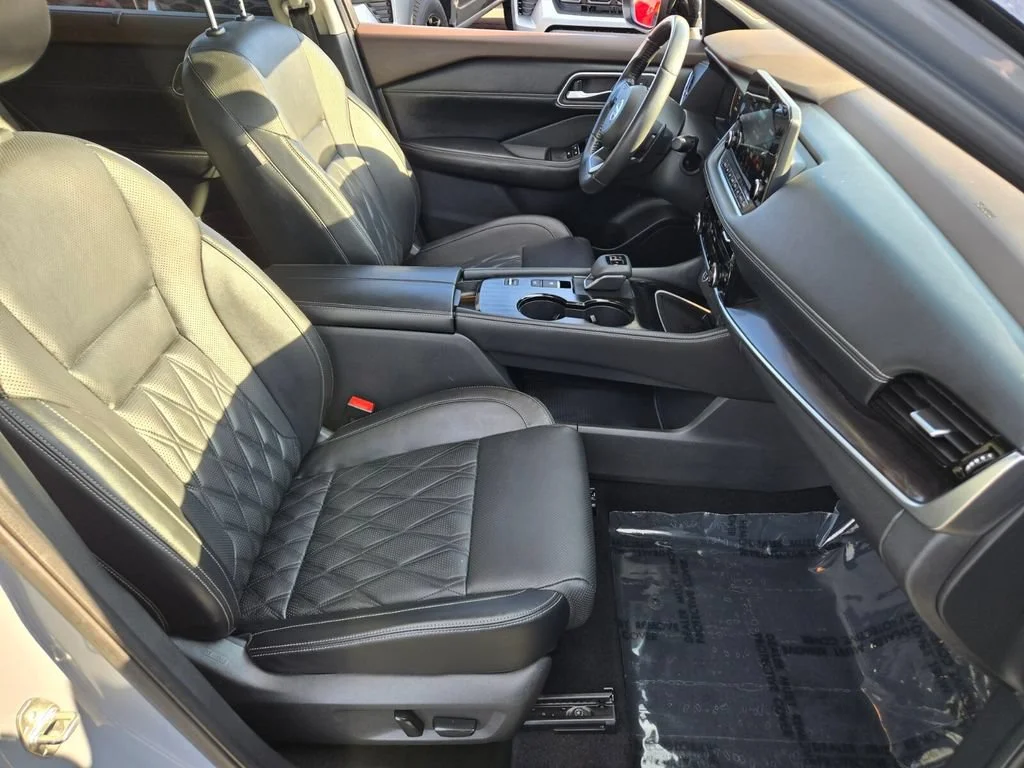 Used 2021 Boulder Gray Pear Nissan Platinum image 15