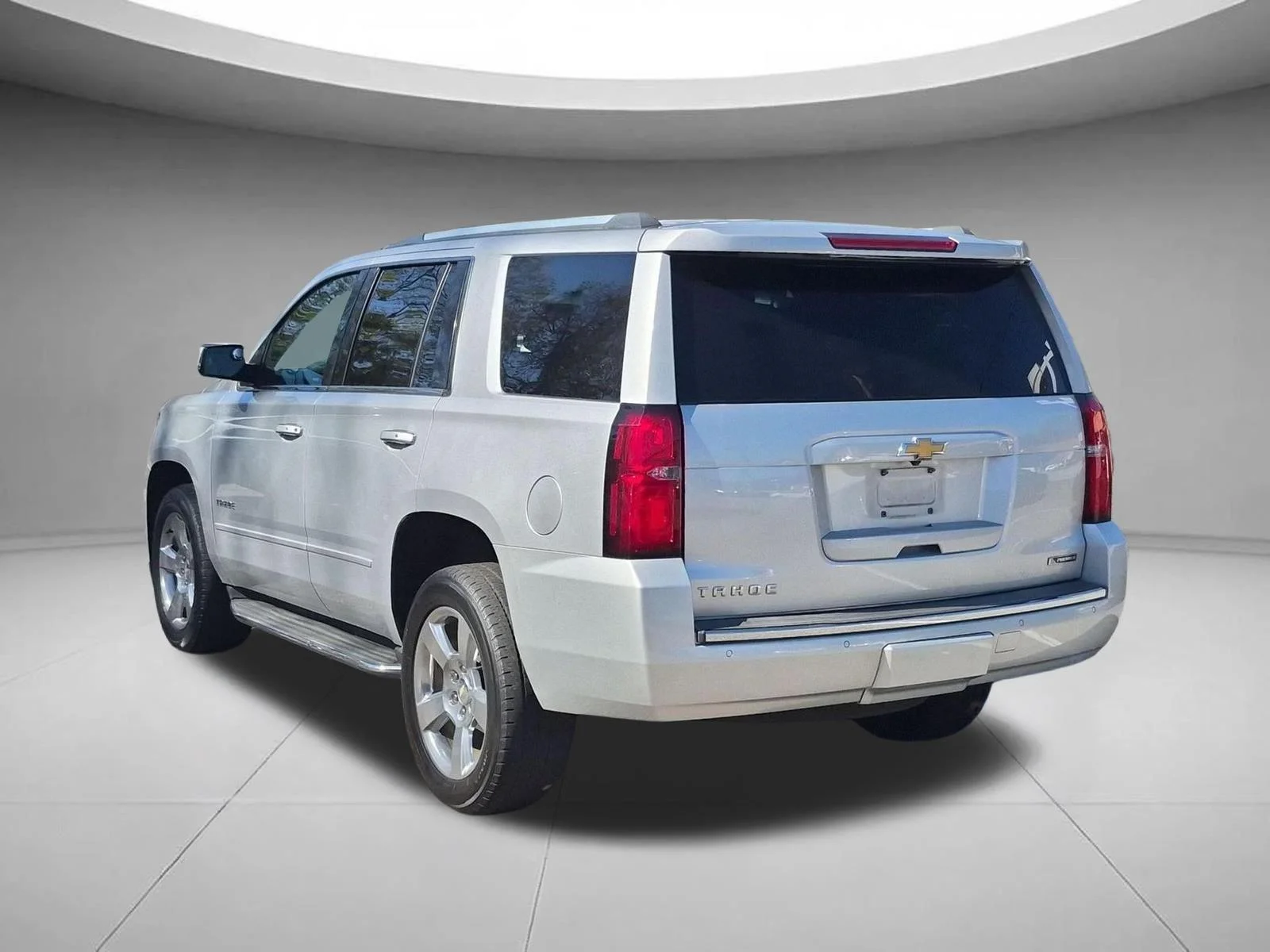 Used 2018 Silver Ice Metallic Chevrolet Premier image 3