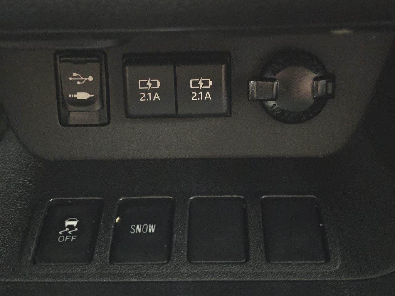 2019 Toyota Highlander LE - Photo 28