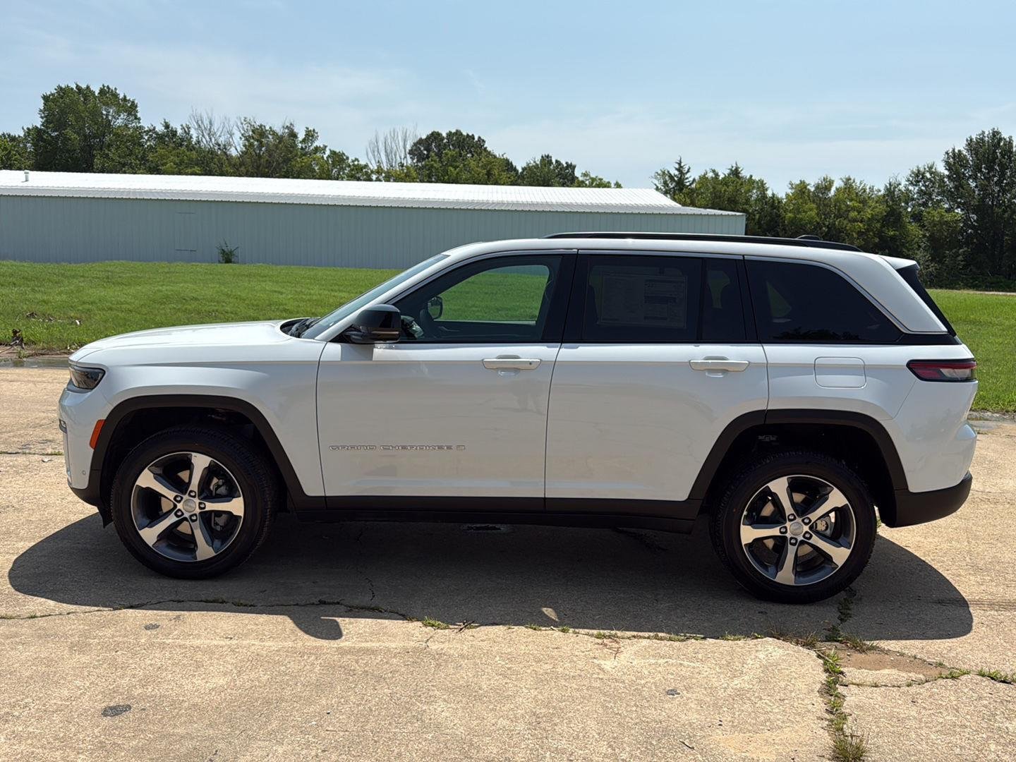 New 2026 Bright White Clear-Coat Exterior Paint Jeep Limited image 4