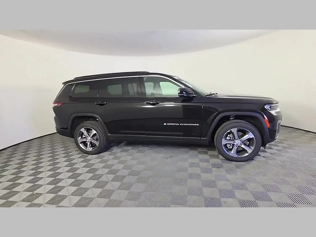 New 2026 Diamond Black Crystal Pearl-Coat Exterior Paint Jeep Limited image 22