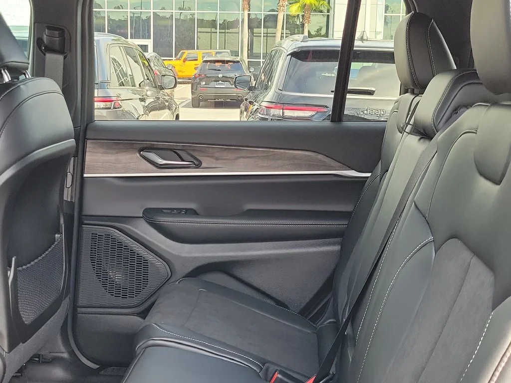 New 2027 Gray Jeep Laredo Altitude image 9