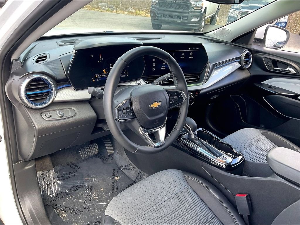 Used 2025 White Chevrolet LT image 8