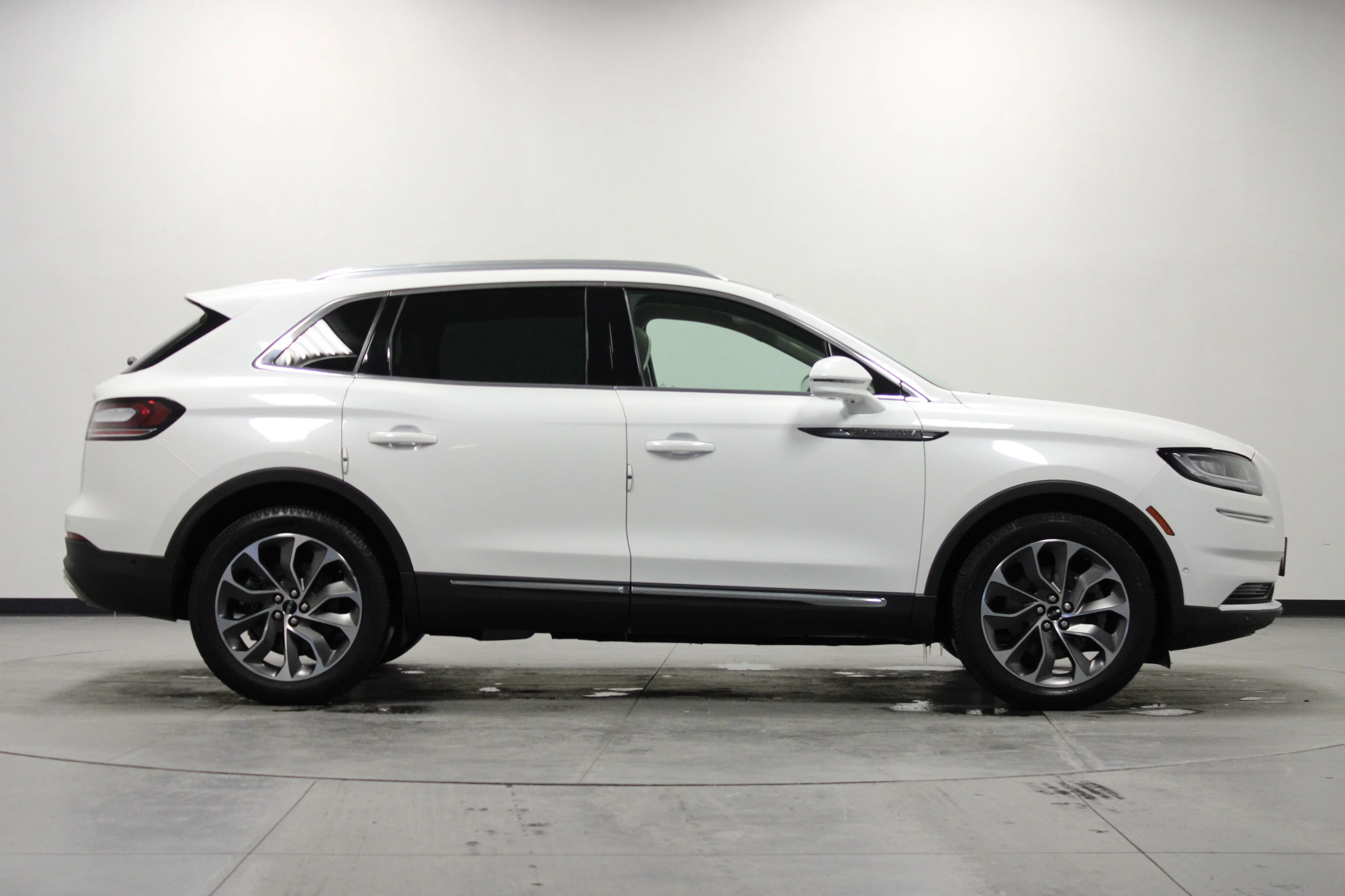 Used 2021 Pristine White Lincoln Reserve image 3