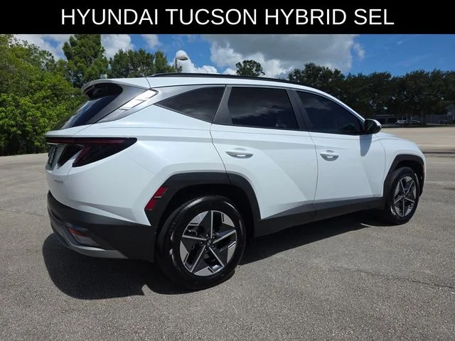 Used 2025 White Hyundai SEL Convenience image 3