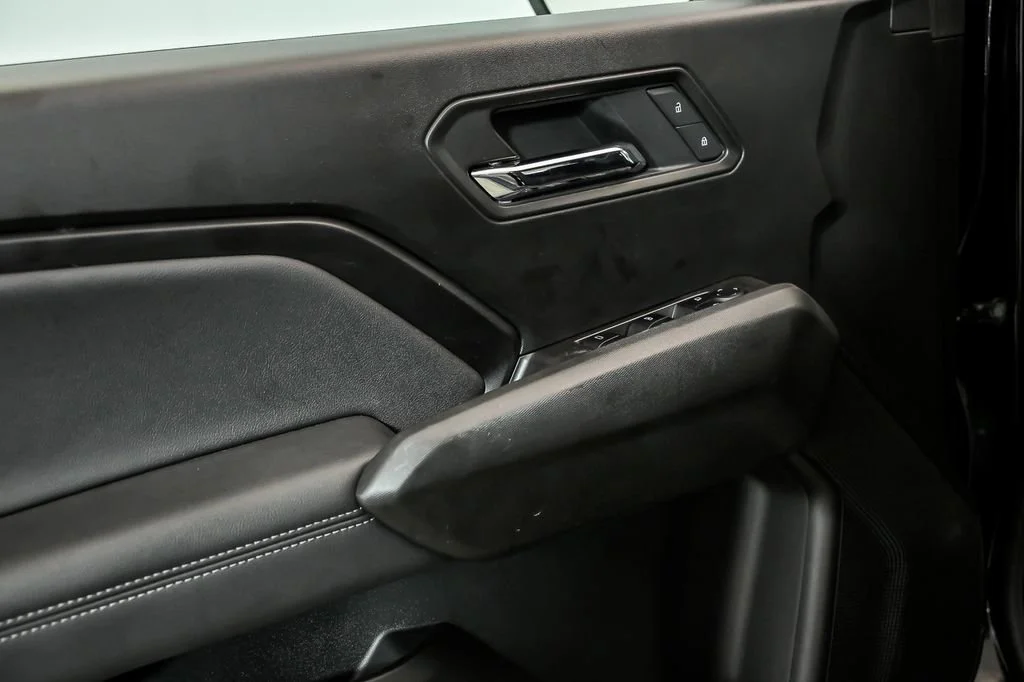 Used 2025 Onyx Black GMC Elevation image 9