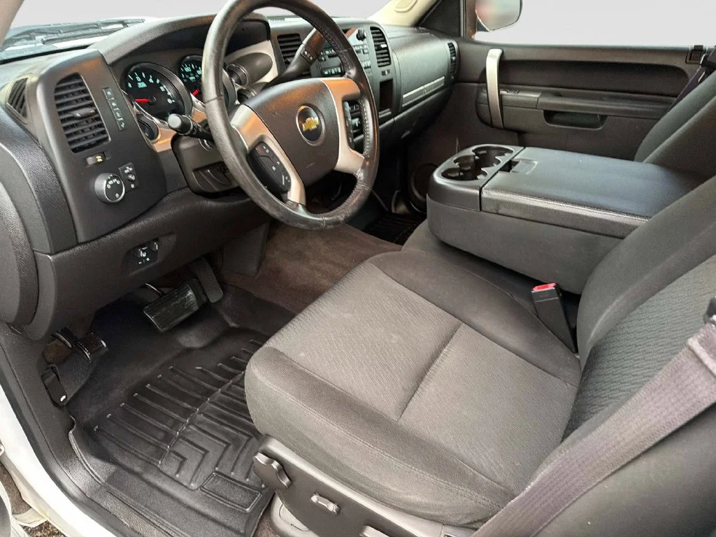Used 2013 White Chevrolet LT image 23