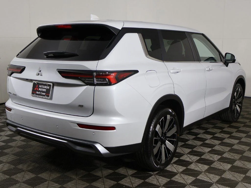 2025 Mitsubishi Outlander SE - Photo 13